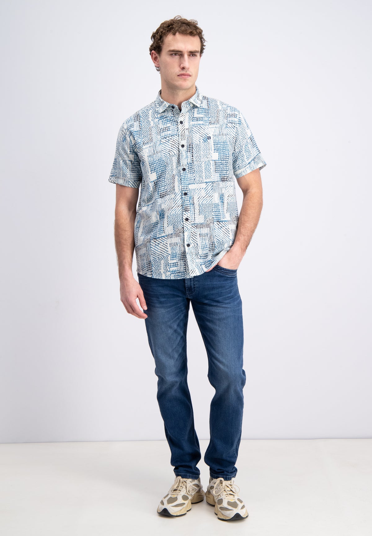 Brandik – Geometric all-over print shirt